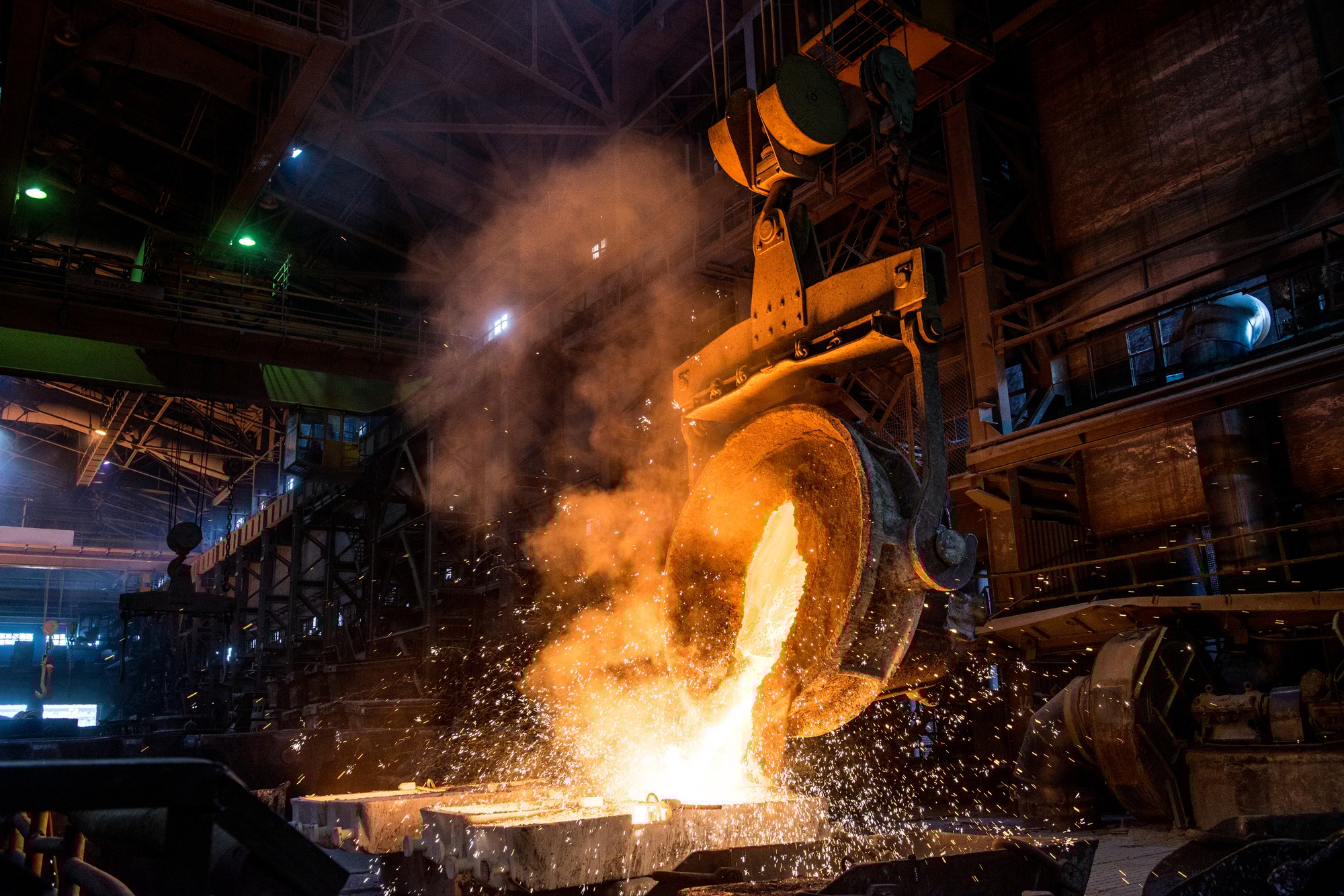 Tank pours liquid metal in the molds